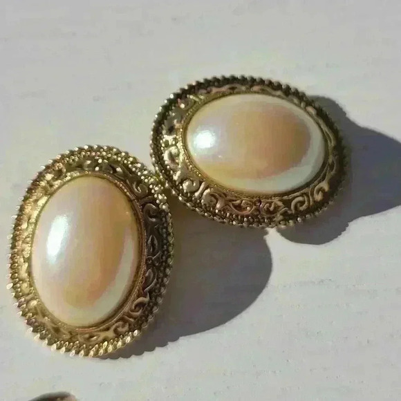 Vintage Victorian Design Earrings Gold Tone Pearl Cabochon Padded Clip - Picture 6 of 6
